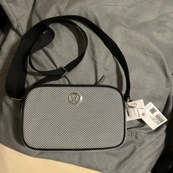Lululemon crossbody camera bag NWT - Picture 1 of 4